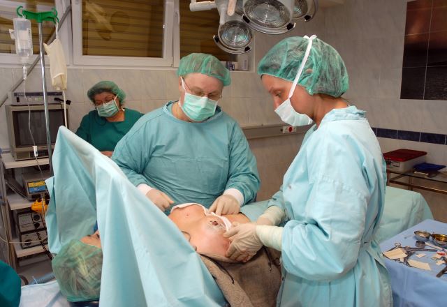 Dr Panfilov usred operacije grudi | Clinic Olymp